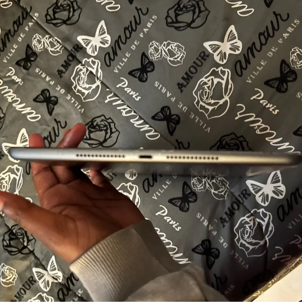 iPad 9th gen (comes with the box)